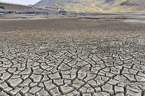 Ausgetrockneter Boden in Bolivien - © APA/AFP/Aizar Raldes